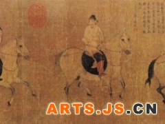 002 《游骑图》
唐 佚名 绢本设色 纵22.7厘米 横94.8厘米 北京故宫博物院藏

    此图描绘一队人马由左向右出行的场面。画面上人马布置前紧后松。卷首第一骑者和两步行者以背侧面向右后方行进。此马昂首嘶鸣，两步行者紧步相随，人马一同目视前方，创造了一种远行的气氛，从而使右侧本来局促的空间顿显空旷辽远。画家以娴熟细劲而简洁的笔法描绘，人马造型雍容大方，神态各异，自然合度，为唐代画马的典型风格。 
