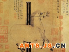 005 《照夜白图》
唐 韩幹 纸本设色 纵30.8厘米 横33.5厘米 美国大都会博物馆藏

    韩幹(706—783前后)，陕西西安人，少时家贫曾为酒肆雇工，经王维资助，学画十余年而艺成。工画马，师曹霸而重视写生。杜甫言其马图“逸态萧疏，高骧纵姿”。图中所绘“照夜白”骏马，是唐玄宗李隆基的一匹坐骑。它昂首嘶鸣，四蹄飞骧，鬃毛竖立，膘肥肌健。韩幹曾对玄宗说过：“陛下内厩之马皆臣之师也。”而此画以富有弹性的、遒劲的线条和略加渲染的绘画技法，恰到好处地表现出了骏马的矫健和奔腾气势，使之成为中国古代画马的精品。 