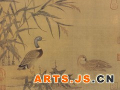 010 《溪芦野鸭图》
五代 黄荃 纸本设色

    此图见《历代名笔集胜册》第一册。此图虽无款，却是北宋早期之作。一望即知是状物至精的画幅。旧题黄荃作。黄荃集诸家之善而兼有之，凡山花野草，幽禽异兽，溪岸江岛，钓艇古槎，莫不精绝。广政癸丑岁（953），尝画野雉于八卦殿。有五方使呈鹰于陛殿之下，误认雉为生，掣臂者数四。以此知筌之用意为至，悉取生态，岂是踏袭陈迹者哉。 