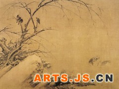 011 《雪竹文禽图》
五代 黄筌 绢本浅设色 纵23.6厘米 横45.7厘米 台湾故宫博物院藏

    黄筌对后世工笔花鸟画起了开拓和奠基的作用。图中画水边数石叠起的岸上，所有景物，其上都布满积雪，皑皑一片，柳枝竹叶亦在积雪中努力伸展。池塘上，雾气一片，水天一色，一片清寒静寂的景致，在静寂中又寓有生机。画中笔法奇峭，精细而又简洁，石的画法简练含蓄，竹树则枝叶具体，而寒鸟和双鸭则更生动传神。画中用墨洁净，设色简淡，是一种与其精工富丽完全不同的另一种画风。 