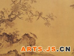 014 《竹石锦鸡图》
五代 黄居寀 绢本浅设色 纵23.6厘米 横45.7厘米 台北故宫博物院藏

    黄居寀(933—?)，字伯鸾，成都(今属四川)人，黄筌幼子，曾先后为后蜀、北宋翰林待诏。画继家学，擅花竹禽鸟，精工细致。此图描绘一河岸边群鸠嬉戏的场景。树干盘曲，枝叶婆娑。画石画树笔法琐细，但造形具体，如树木枝干节叶，无不合法周到，其画竹画鸟则笔法精细。其用墨以淡为主，重墨勾点，层次分明。其着色简淡，既体现了黄家富贵的品质，又具有温和淡雅的格调，体现了北宋初期画院的典型风格。 