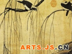 033 《柳鸦图》
宋 赵佶 纸本淡设色 纵34厘米 横223厘米 上海博物馆藏

    赵佶(1082—1135)，即宋徽宗, 宋神宗赵顼之子，哲宗赵熙之弟，初封为端王，元符三年即位。诗书画却有精湛的造诣，尤以花鸟画见长，以工细彩墨为主, 有时并能寓巧于拙。此幅《柳鸦图》中的柳树和鸦采用没骨法, 设色浅淡, 构图洗练, 粗壮的柳根、细嫩的枝条、姿貌丰腴的栖鸦画得都很工整精细。栖鸦双双憩息嬉戏, 形态自然安详, 用生漆点睛, 更显得神采非凡。 