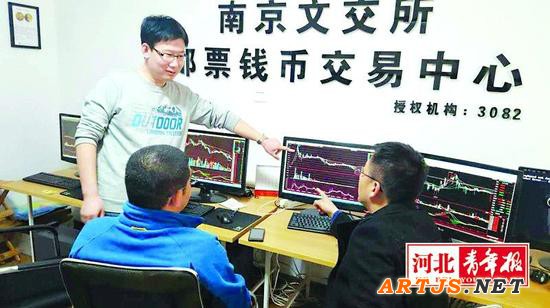 图为南京文交所石家庄交易中心任双威向客户介绍大盘走势
