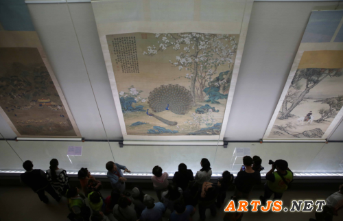 不久前，在香港苏富比秋拍中，一幅华美的《纯惠皇贵妃朝服像》不仅斩获1亿多元人民币，更刷新了中国御制画像的世界拍卖记录。这幅画的缔造者便是大名鼎鼎的清代宫廷西洋画师——郎世宁。