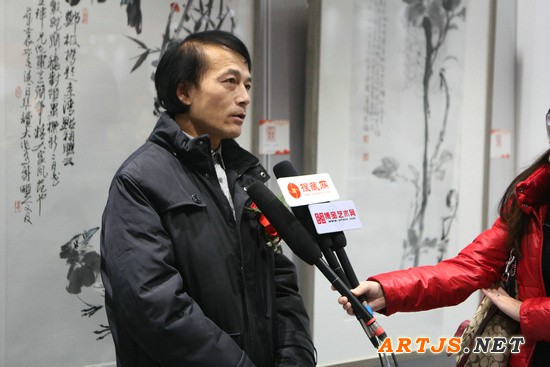 参展艺术家董玮先生接受媒体采访