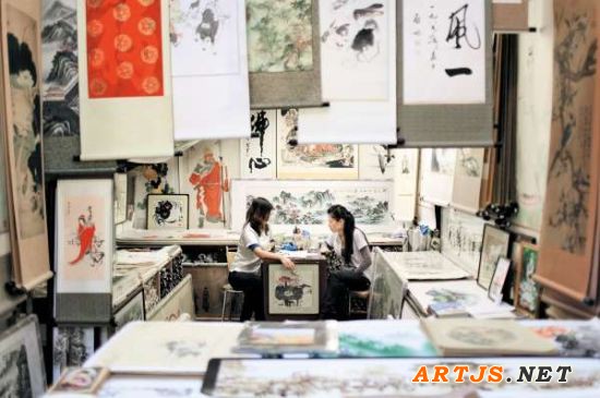 北京潘家园古玩城内的一家字画商铺
