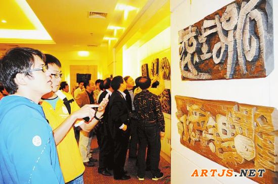 观众正在欣赏展出的书法篆刻作品 记者 潘浩摄