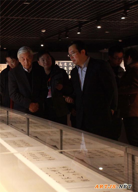 中国书法家协会名誉主席张海参观展览