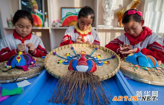 12月17日，内蒙古呼和浩特市玉泉区通顺街小学的学生在制作面具作品。