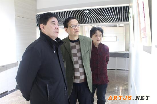 赵国柱老师陪同贵宾观展